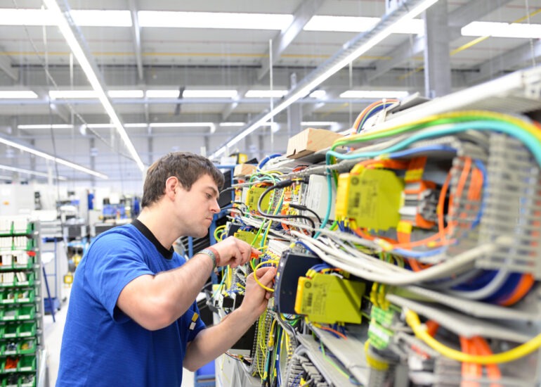 produktionsmitarbeiter elektroindustrie