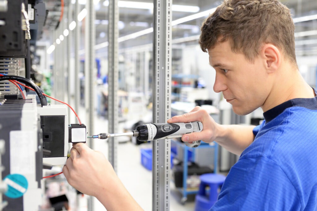 montage von elektrischen bauteilen elektroindustrie