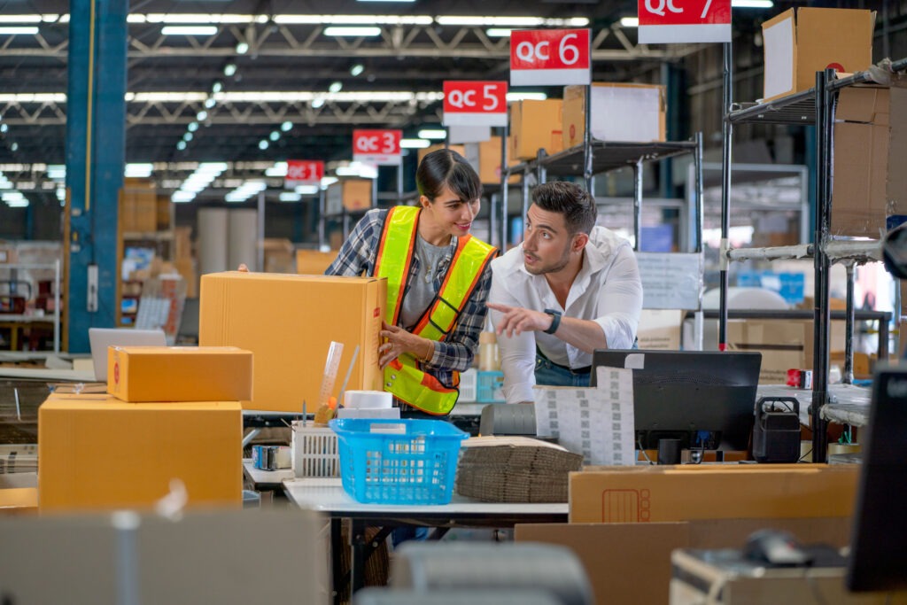produktionsmitarbeiter warenverpackung und transport
